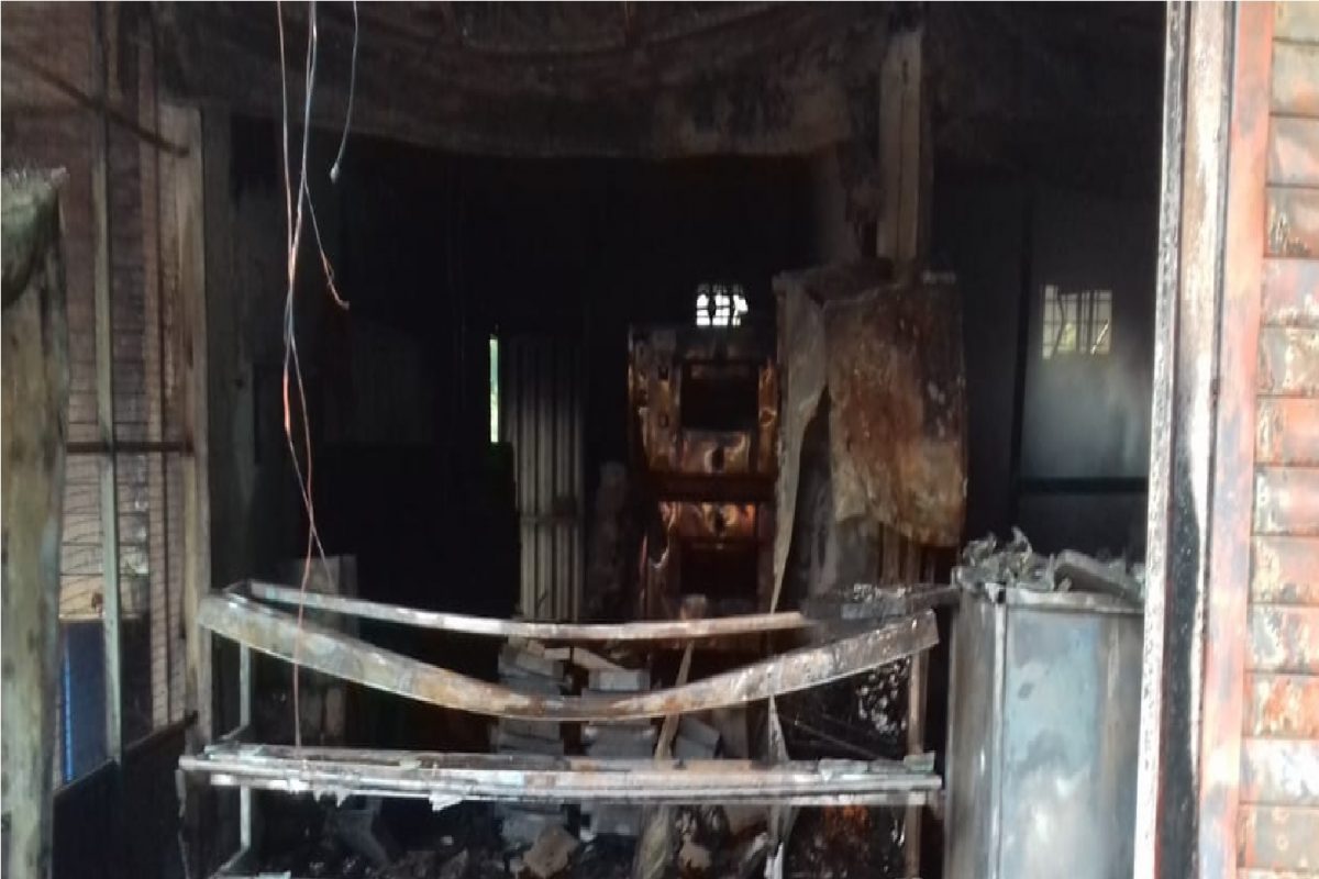 मॉडर्न बेकरी आगीत भस्मसात, अग्नितांडवात बेकरीचे लाखो रुपयांचं नुकसान