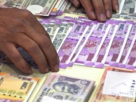 केंद्र सरकारमधील कर्मचाऱ्यांना ऑक्टोबर महिन्याच्या पगारात डीए एरिअर (DA Arrear in october 2021 Salary) मिळेल. अलीकडेच मोदी सरकारने महागाई भत्ता (Dearness Allowance Hike) 3 टक्क्यांनी वाढवून 31 टक्के केला आहे, 1 जुलै 2021 पासून हा वाढीव डीए लागू होणार आहे.