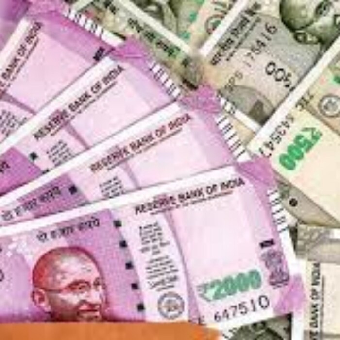 गेल्या 6 ऑक्टोबर रोजी आयकर विभागाने 6 राज्यांमधील प्रसिद्ध ग्रुप्सवर छापेमारी (IT Raid In Hyderabad) केली होती. तेलंगनाच्या हैद्राबादमध्ये आयकर विभागाने प्रसिद्ध फार्मास्यूटिकल ग्रुपकडून तब्बल 142 कोटींची कॅश मिळाली आहे. 