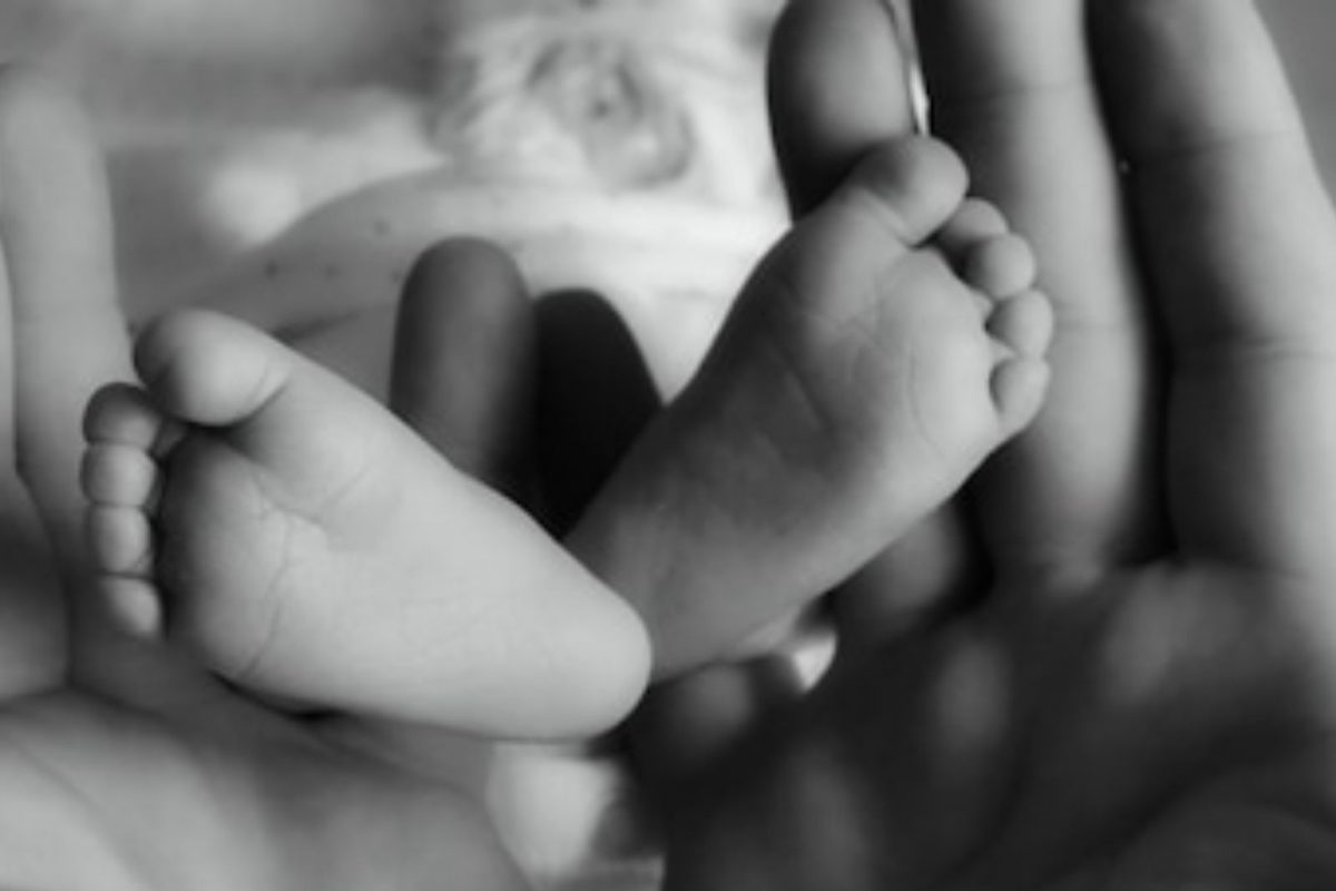 आईने 6 व्या महिन्यात दिला पेन इतक्या आकाराच्या बाळाला जन्म; 1 किलोपेक्षाही कमी वजन, डॉक्टरही हैराण