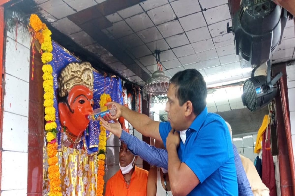 Madhya Pradesh: 'या' मंदिरात स्वत: कलेक्टर देवीला दाखवतात 'मदिरे'चा नैवेद्य