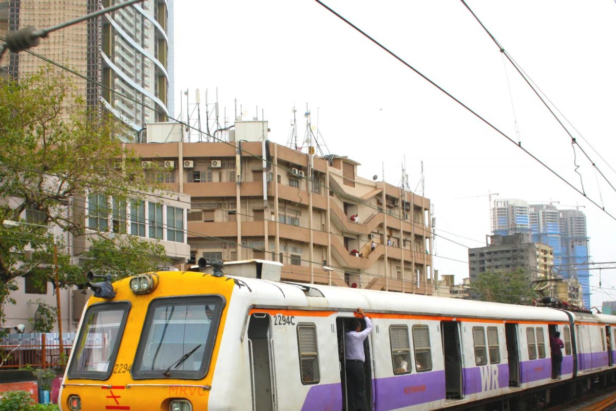Mumbai Local आता विद्यार्थ्यांसाठीही खुली! मिळणार महिन्याचा पास; अशी आहे प्रक्रिया