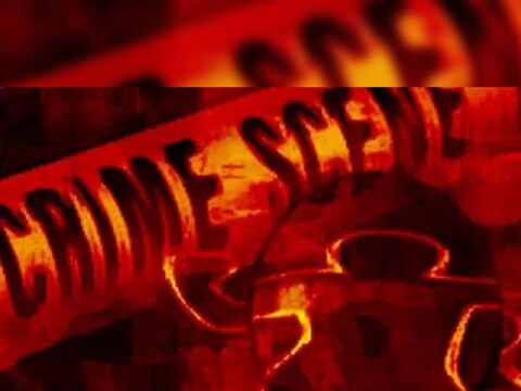 Murder in Pune: पुण्याजवळील (Pune) पिंपरी (Pimpri) याठिकाणी एका मालकानं दुकानात काम करणाऱ्या कामगाराला लाथा बुक्क्यांनी मारहाण करत जीव घेतला आहे.