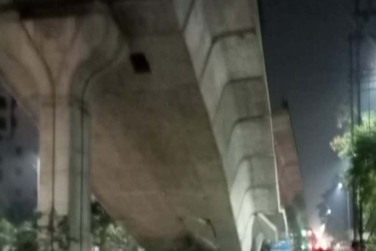 पारडी भागात निर्माधित पुलाचा काही भाग कोसळल्याची घटना घडली आहे.