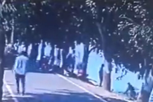 नाशिकमध्ये शाळकरी मुलांच्या गटात झालेल्या हाणामारीत एकाचा मृत्यू, CCTVमध्ये घटना कैद नाशिकमध्ये शाळकरी मुलांच्या गटात झालेल्या हाणामारीत एकाचा मृत्यू, CCTVमध्ये घटना कैद