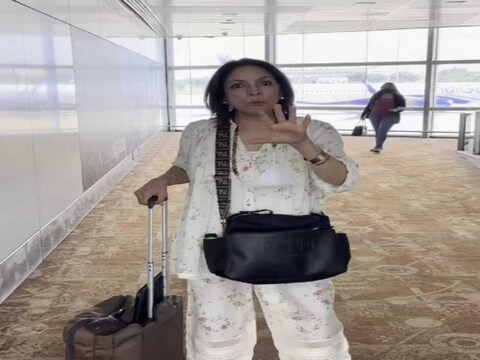 नीना गुप्ता यांनी इन्स्टाग्रामवर एक नवीन व्हिडीओ पोस्ट केला आहे, ज्यावर त्यांचे अनेक चाहते आणि बॉलिवूडमधील कलाकार कमेंट्स करत आहेत. या व्हिडीओमध्ये नीना गुप्ता विमानतळावरील कर्मचाऱ्यांवर चिडताना (Neena Gupta got angry on airport staff) दिसत आहेत.