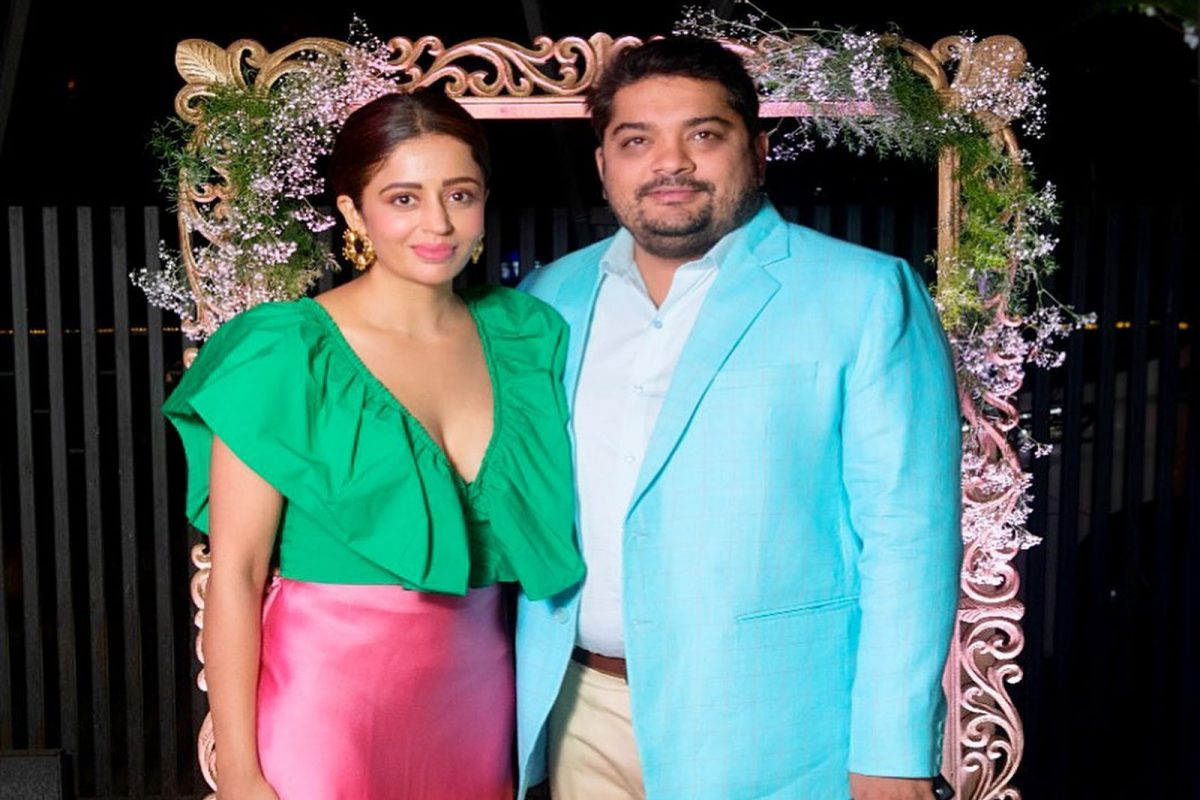 नेहा पेंडसेने नवऱ्याला सर्वांसमोर केले किस अन् VIDEO झाला व्हायरल