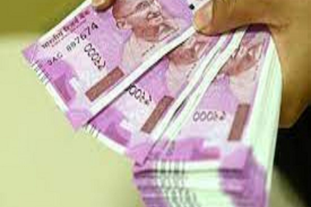 आठ दिवसात ते तुझ्या घरी येऊन पूजा करतील आणि पैशाचा पाऊस पाडून याच्या पाच पट पैसे तुला करून देतील'