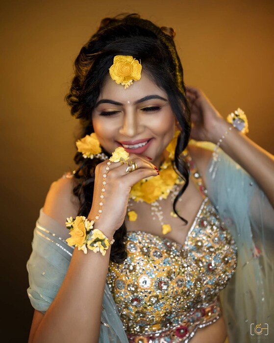 डॉ. डॉन फेम अभिनेत्री श्वेता शिंदेने देखील पिवळ्या रंगाचे फुलाचे दागिने घालून हटके फोटोशूट केलं आहे.