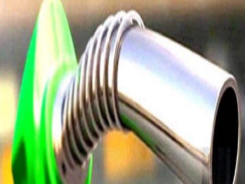 सरकारी तेल कंपन्यांनी शुक्रवारी इंधनाचे नवे दर (Fuel Rate Today) जारी केले आहेत. आजही पेट्रोल-डिझेलच्या किमतीत (Petrol-Diesel Price Today) कोणताही बदल केलेला नाही आहे. 