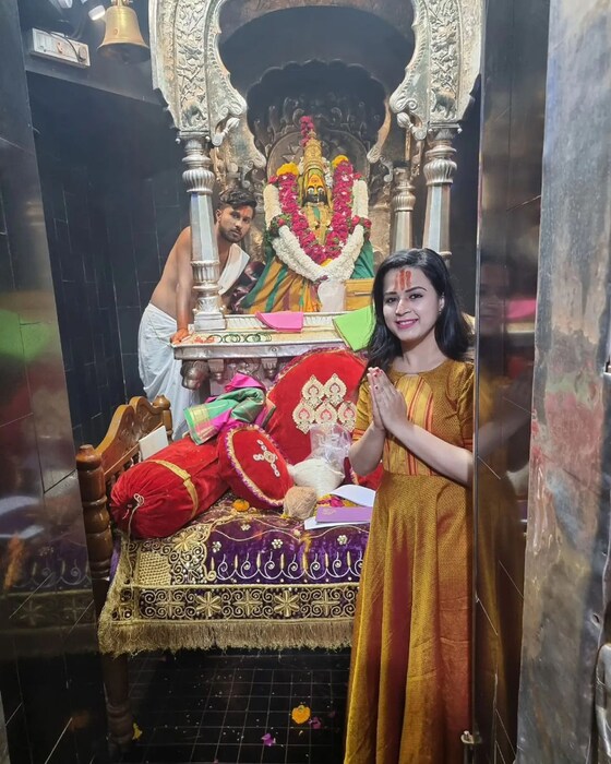 अभिनेत्री प्राजक्ता गायकवाड हिने देखील तुळजाभवानी देवीचे दर्शन घेताना फोटो शेअर करत नवरात्रीच्या शुभेच्छा दिल्या आहेत.