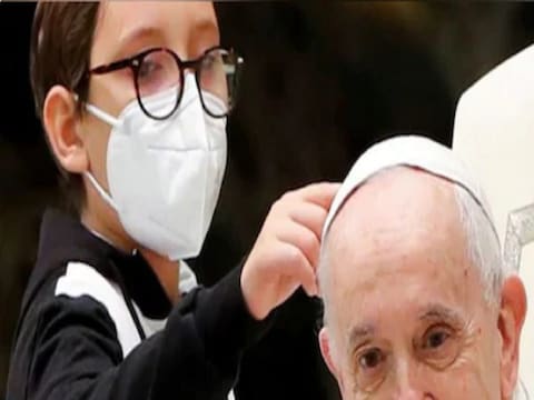 पोप फ्रान्सिस (Pope Francis) यांच्या टोपीसाठी (Pope Francis cap) मुलाने (Pope Francis-Boy viral video) जे केलं ते पाहून तुम्हालाही हसू आवरणार नाही.