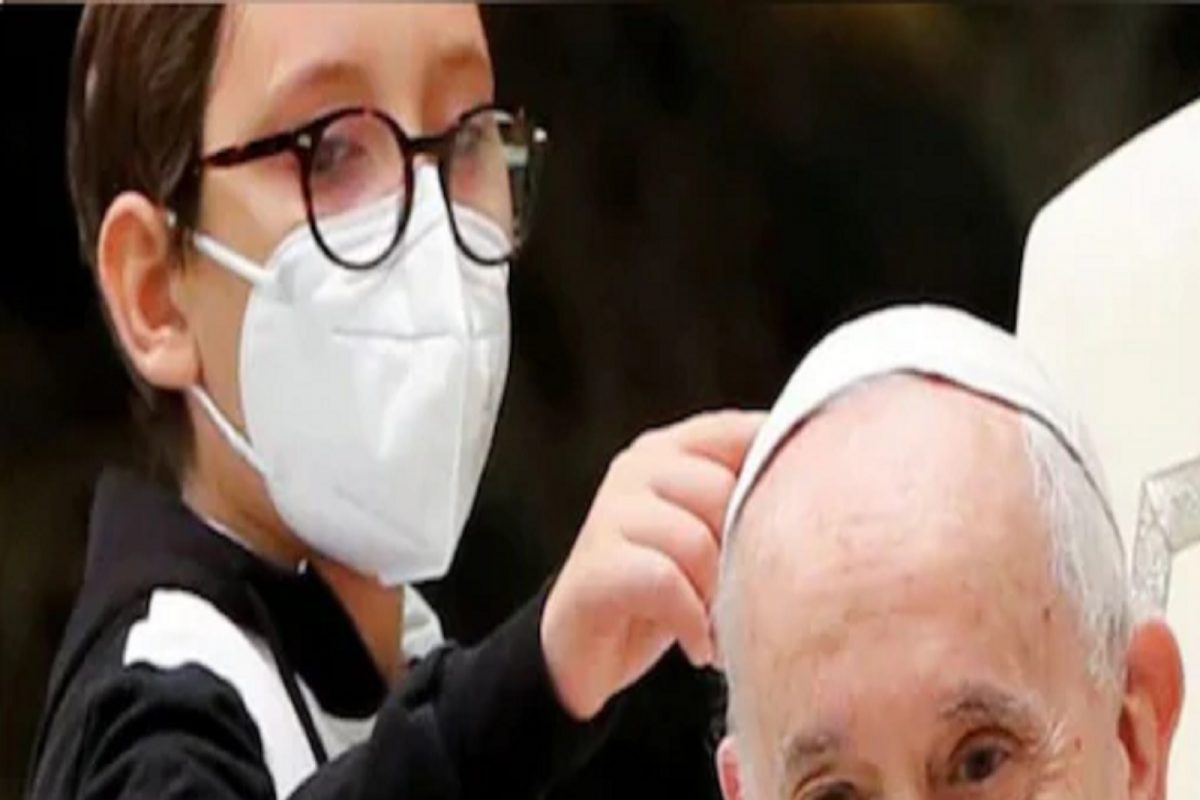 Pope Francis यांच्या टोपीवर डोळा; लहान मुलाने भर कार्यक्रमातच काय केलं पाहा VIDEO