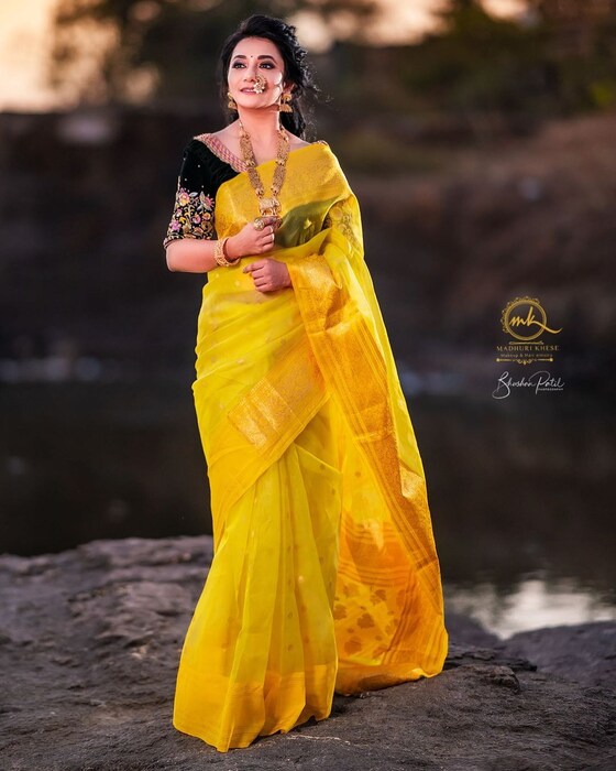 जुई जोगळेकर हिच्या देखीव पिवळ्या साडीतील या फोटोवर चाहत्यांच्या कमेंटचा वर्षाव होत आहे.