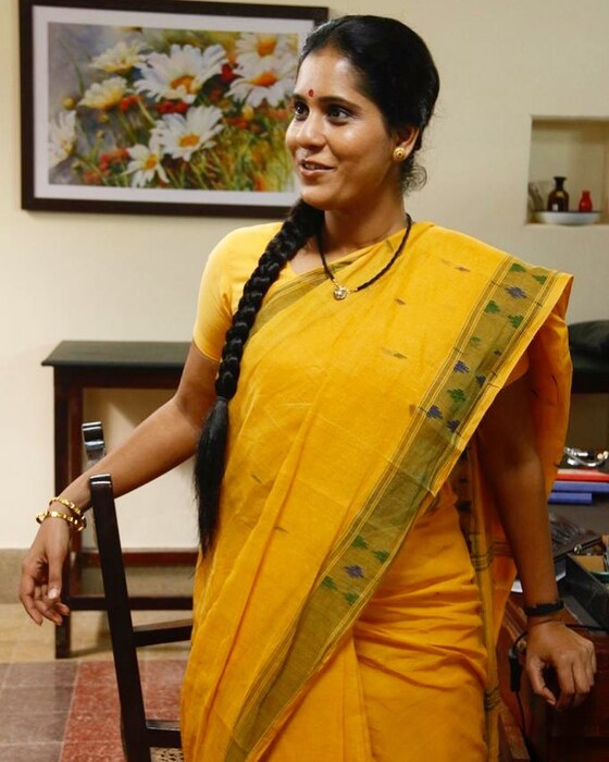  'सहकुटुंब सहपरिवार' या मालिकेतील अभिनेत्री नंदिता पाटकर हिने देखील पिवळ्या रंगाच्या साडीतील फोटो शेअर केला आहे.