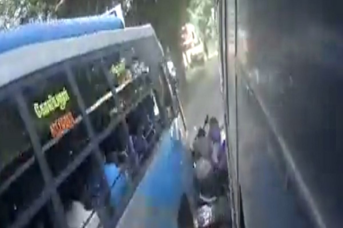 Shocking! बायको-चिमुकल्यासह मृत्यूच्या दाढेत गेला बाईकचालक; 2 बसच्या मध्ये चिरडले; भयंकर अपघाताचा VIDEO