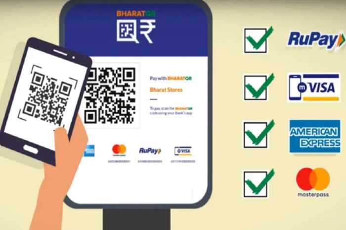 कॉन्टॅक्टलेस पेमेंट करताना अनेक जण QR कोड स्कॅन करून पैसे ट्रान्सफर करतात. फसवणूक करणारे त्याचाच फायदा घेतात. ते QR कोड बदलतात. ज्यामुळे पेमेंट फ्रॉडस्टर्सच्या अकाउंटमध्ये जातं. 