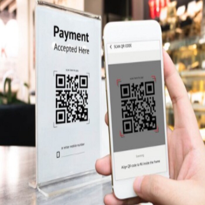 दुकानदार किंवा इतर कोणत्याही ठिकाणी QR कोड स्कॅन करून पेमेंट करताना सावध राहा. QR कोड स्कॅन करताना त्यात येणाऱ्या रिसिव्हरचं नाव आधी कन्फर्म करा. मेसेज किंवा ईमेलवर आलेल्या कोणत्याही QR कोडला स्कॅन करू नका.