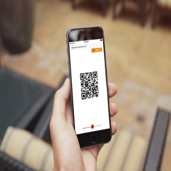 Quick Response (QR) सर्वात आधी जपानमध्ये बनवण्यात आलं होतं. आता भारतात याचा वापर अतिशय सहजपणे होतो. एकीकडे डिजीटल व्यवहारात मोठी वाढ झाली असली, तरी दुसरीकडे मात्र ऑनालाईन फ्रॉडचं प्रमाणही वाढलं आहे.