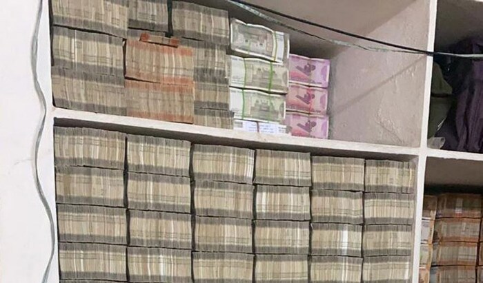 या तपासादरम्यान त्या गुप्त ठिकाणांचाही छडा लावण्यात आला. जेथे याच खात्यातील मोठ्या प्रमामात कॅश ठेवली होती. डिजिटल मीडिया, पेनड्राइव आणि दस्तावेजच्या रुपातदेखील आयकर विभागाने पुरावे गोळा केले आहेत. तेदेखील जप्त करण्यात आले आहेत. 