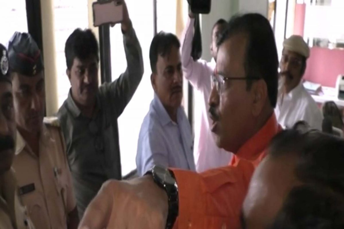 लातूरमध्ये (latur) नुकत्याच पार पडलेल्या डीसीसी बँकेच्या निवडणुकीच्या अर्ज छाननीत भाजप उमेदवारांचे सर्वच्या सर्व अर्ज बाद ठरवण्यात आले.