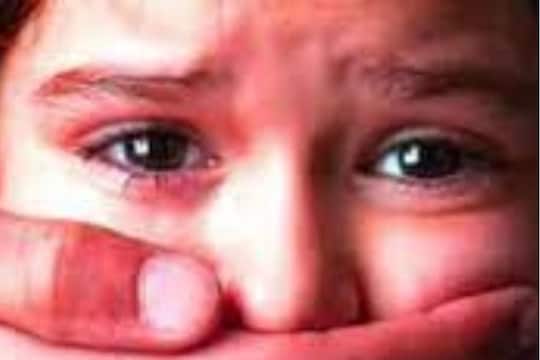 काका खाऊला पैसे देतायेत समजून 7 वर्षांची चिमुरडी गेली पुढे, झाली भयंकर अवस्था