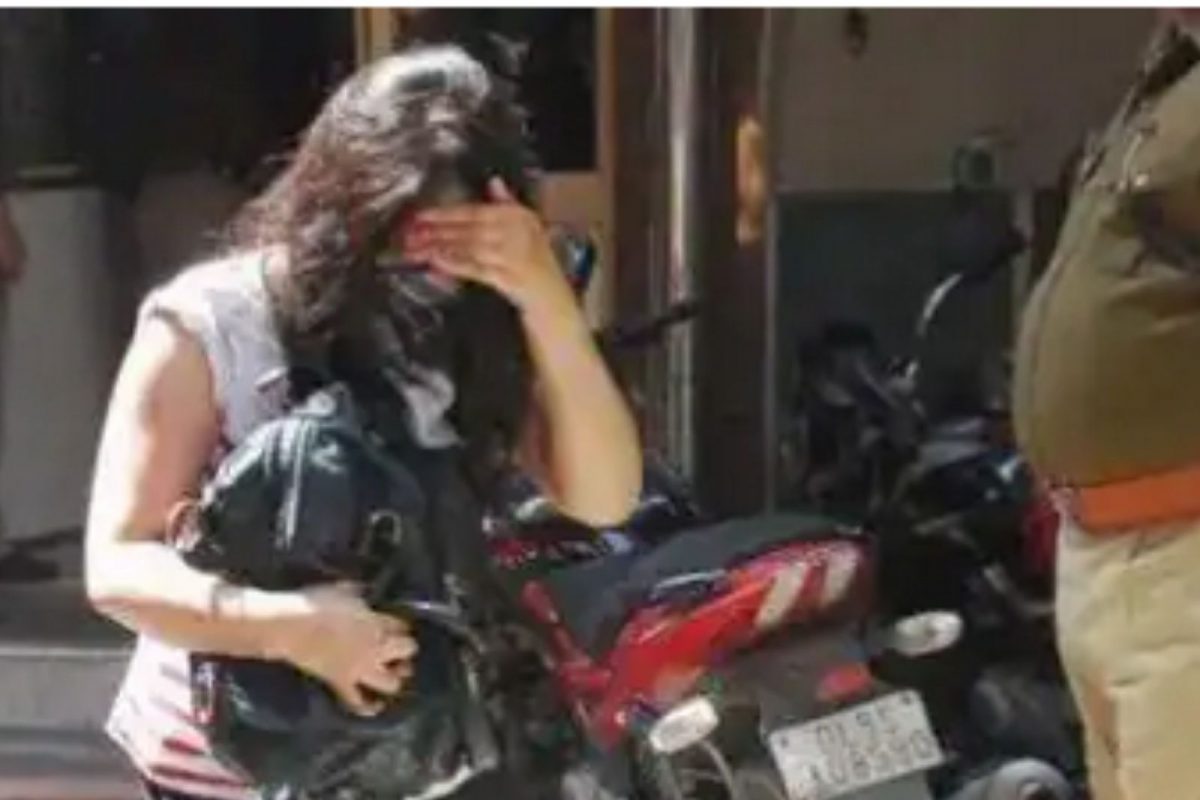 Facebook Friend ला भेटायला आलेल्या तरुणीचा अश्लील VIDEO केला शूट; 7 लाख रुपयेही केले वसूल
