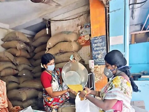 Ration Card मध्ये ऑफलाइन पद्धतीने नवीन मेंबरचं नाव जोडण्यासाठी आवश्यक ती सर्व डॉक्युमेंट्स घेऊन जवळच्या अन्न पुरवठा केंद्रात जावं लागेल. इथे नव्या सदस्याचं नाव जोडण्यासाठी फॉर्म भरावा लागेल.