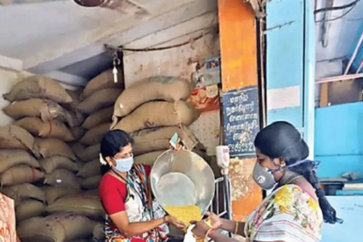 Ration Card मध्ये ऑफलाइन पद्धतीने नवीन मेंबरचं नाव जोडण्यासाठी आवश्यक ती सर्व डॉक्युमेंट्स घेऊन जवळच्या अन्न पुरवठा केंद्रात जावं लागेल. इथे नव्या सदस्याचं नाव जोडण्यासाठी फॉर्म भरावा लागेल.