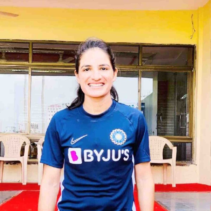 रेणुकाच्या आधी हिमाचल प्रदेशच्या दोन महिला खेळाडूंची भारतीय टीममध्ये निवड झाली. शिमल्याच्याच सुन्नीमधली सुषमा वर्मा भारताकडून खेळली, सुषमाने वर्ल्ड कपमध्येही भारताचं प्रतिनिधीत्व केलं. याशिवाय हरलीन देओलचीही हिमाचल रणजी टीममध्ये खेळल्यानंतर टीम इंडियात निवड झाली. हरलीन देओल मुळची चंडीगड मोहालीची आहे.
