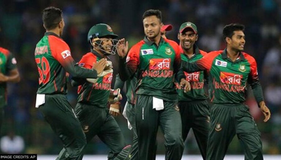 बांग्लादेश (Bangladesh): महमुदुल्लाह (कर्णधार), मोहम्मद नईम, लिटन दास (यष्टीरक्षक), शाकिब अल हसन, सौम्य सरकार, मुश्फ़िकुर रहीम, अफ़ीफ़ हुसैन, नुरुल हसन, महेदी हसन, नासूम अहमद, मुस्ताफ़िज़ुर रहमान, शोरीफ़ुल इस्लाम, तस्कीन अहमद, मोहम्मद सैफ़ुद्दीन, शमीम हुसैन. 