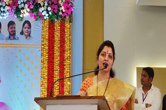 अमृता फडणवीसांशी पंगा घेणाऱ्या रुपाली चाकणकर यांना लवकरच मिळणार मोठी जबाबदारी