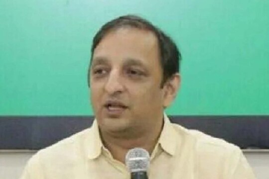 सचिन सावंत यांनी मुख्यमंत्री उद्धव ठाकरे यांच्या शासकीय निवासस्थान असलेल्या वर्षा बंगल्यावर जाऊन भेट घेतली. 