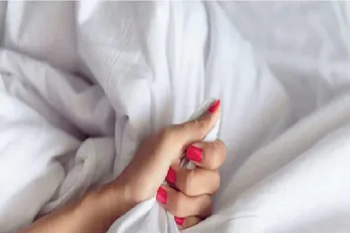 धक्कादायक! एकाच रात्रीत पत्नीनं ठेवले 18 पुरुषांसोबत संबंध, पती करत राहिला हे काम