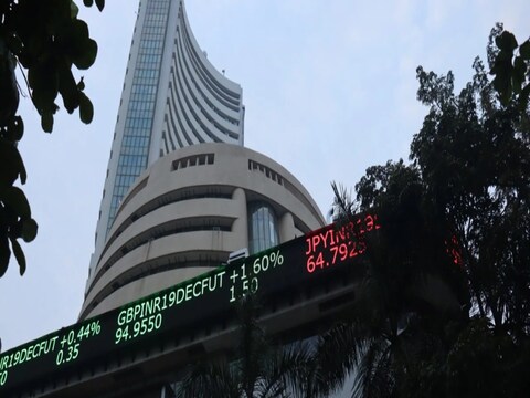 सेन्सेक्स 456.09 अंकांनी म्हणजेच 0.74 टक्क्यांनी खाली 61259.96 वर बंद झाला. तर निफ्टी 152.15 अंक म्हणजेट 0.83 टक्क्यांनी खाली 18,266.60 वर बंद झाली.