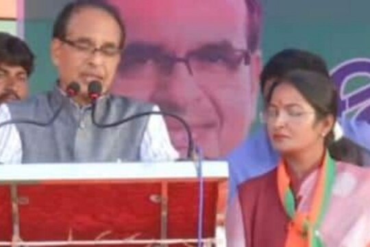VIDEO : महिला उमेदवाराच्या केसात सापडला मंत्र्याचा हरवलेला चश्मा; प्रचारादरम्यान स्टेजवर घडला हा प्रकार