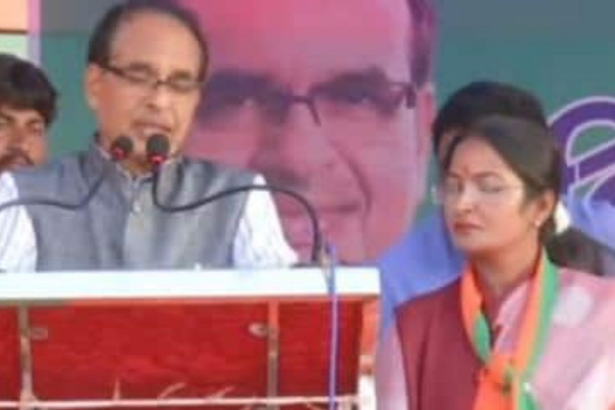 VIDEO : महिला उमेदवाराच्या केसात सापडला मंत्र्याचा हरवलेला चश्मा; प्रचारादरम्यान स्टेजवर घडला हा प्रकार