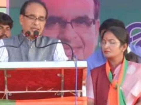 VIDEO Viral झाल्यानंतर काँग्रेसकडून महिला उमेदवारासोबत छेडछाडीचा प्रकार असल्याची टीका केली जात आहे. 
