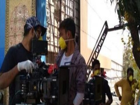 शूटिंगमध्ये (Shooting) अनेक रीटेक वगैरे असतात आणि प्रत्येक सीन सेटपासून कॉस्च्युमपर्यंत डिझाईन करावा लागतो. कारण तुम्ही पाहिले असेल की, एक गाणं शूट करताना अभिनेता वेगवेगळ्या कपड्यांमध्ये दिसतो.