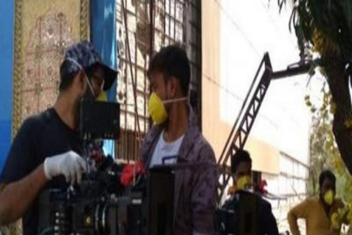 तुम्हाला माहीत आहे का, चित्रपटाच्या शुटींगनंतर हिरो-हिरॉईनच्या कपड्यांचं काय होतं?