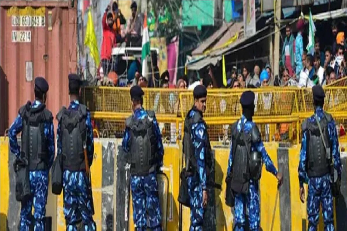 Singhu Border वर सापडला तरुणाचा मृतदेह, आंदोलकांच्या स्टेजजवळ हात कापून बॅरिकेटला लटकवलं