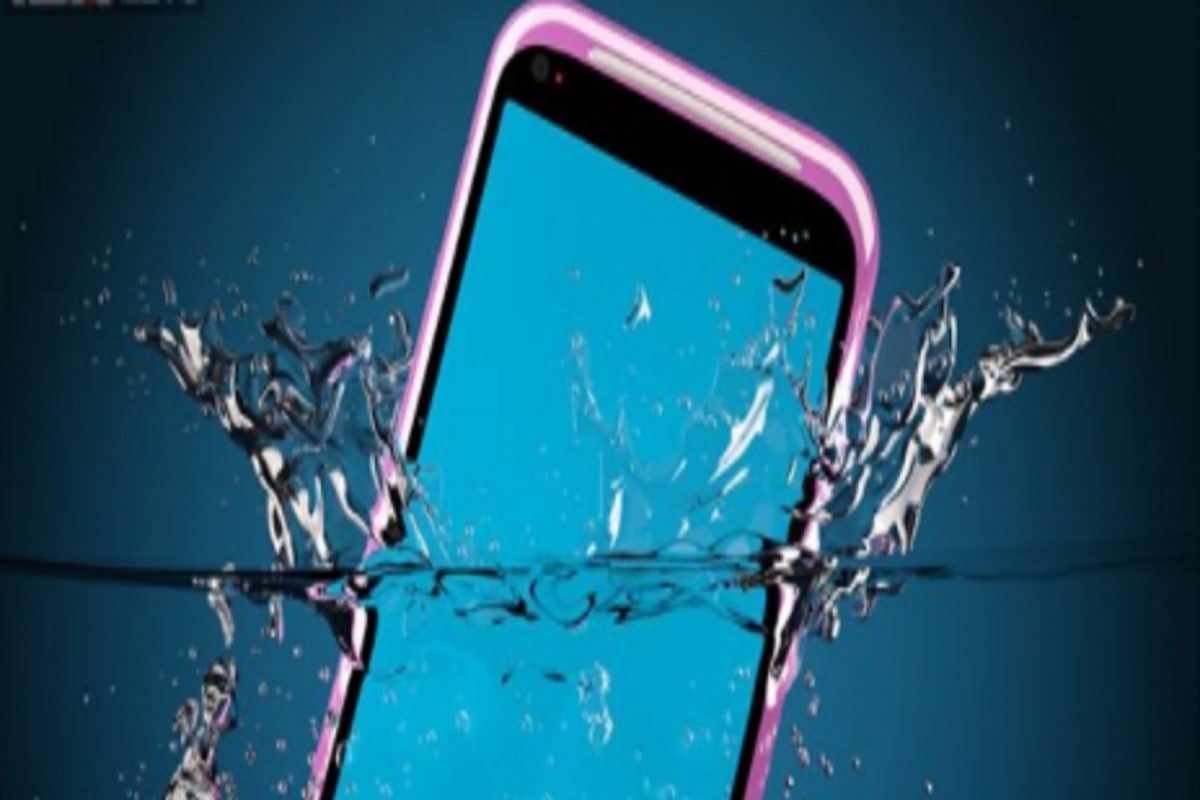 तुमचा फोन Water Resistant आहे की Water Proof, जाणून घ्या काय आहे दोघांमधला फरक