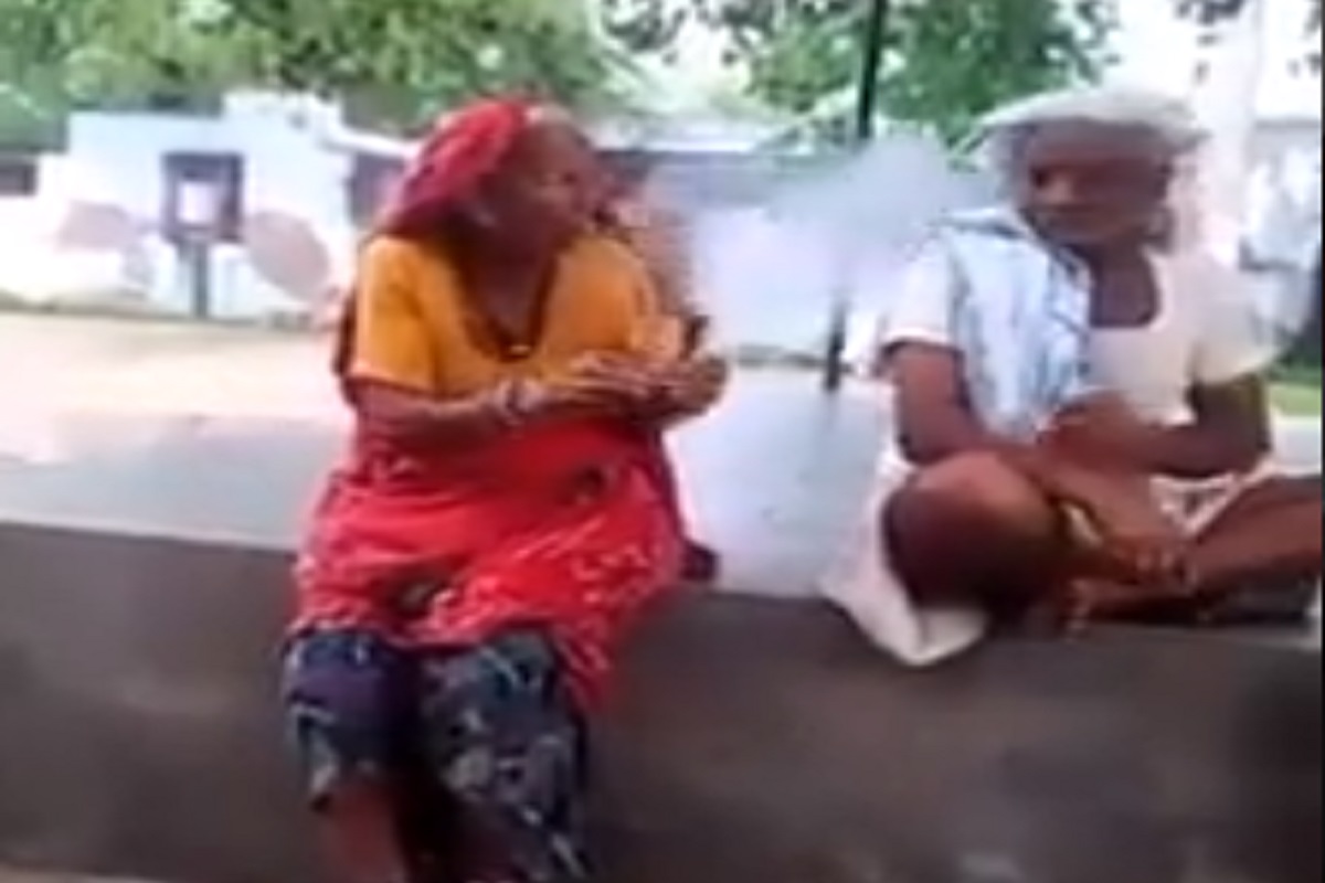 इथंही सोडली नाही एकमेकांची साथ, वृद्ध दाम्पत्याने एकत्र ऐटीत सोडला धूर; पाहा VIDEO