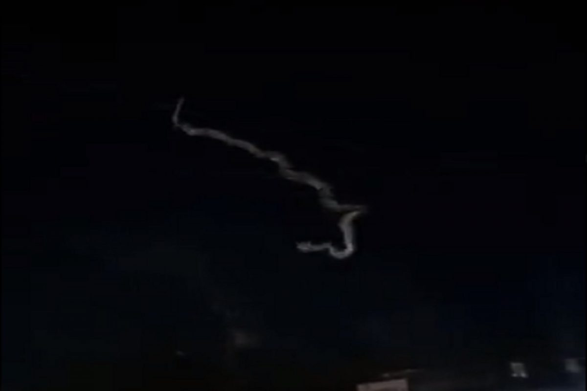 अरे बापरे! आकाशातून कोसळला महाकाय साप; जीव वाचवण्यासाठी नागरिकांची पळापळ; VIDEO VIRAL