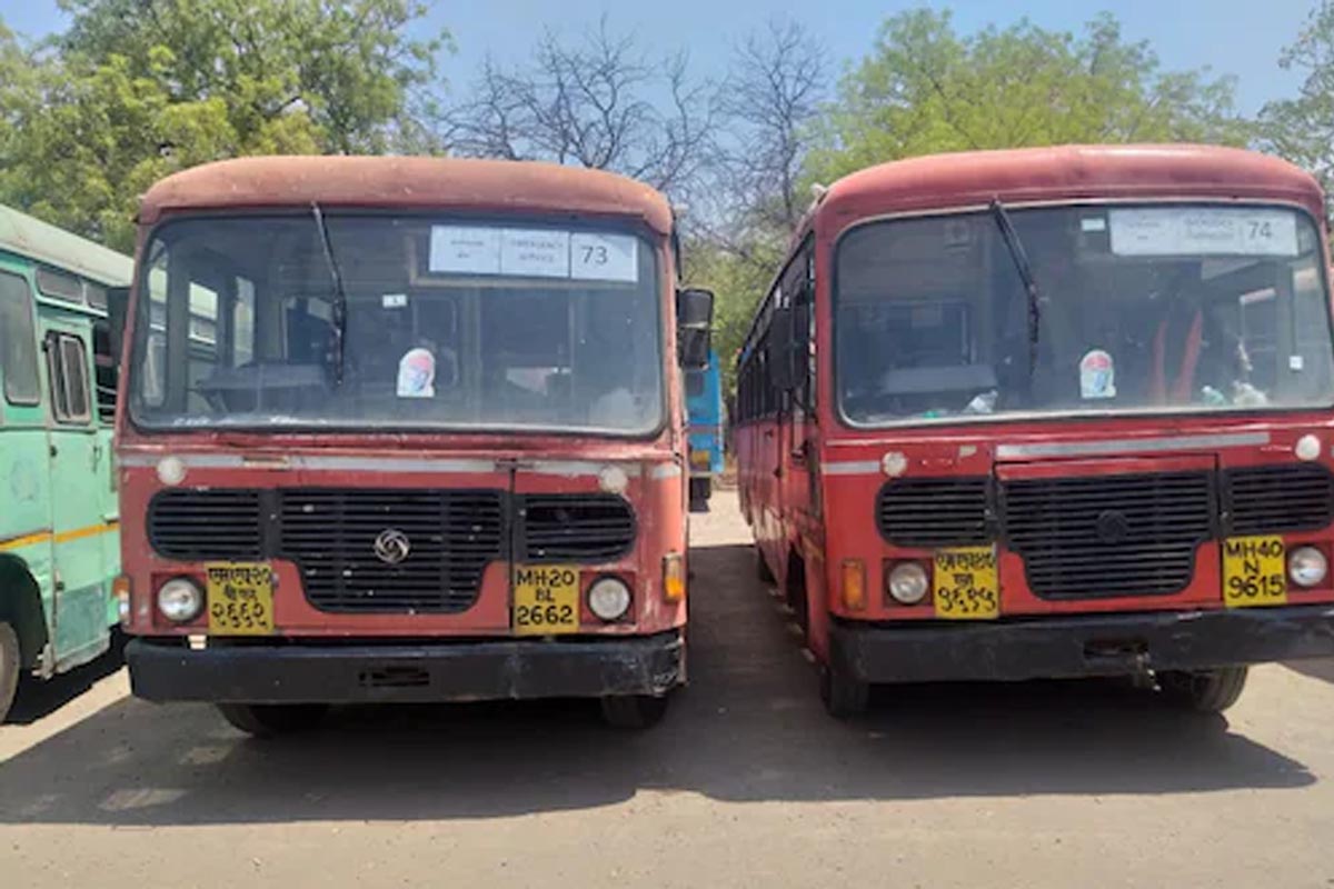 कारंजा तालुक्यातील काजळेश्वर येथील गजानन चव्हाण आणि त्यांची पत्नी मंगरुळपीर आगारात लाठी येथे जाण्यासाठी बसची प्रतीक्षा करीत होते.