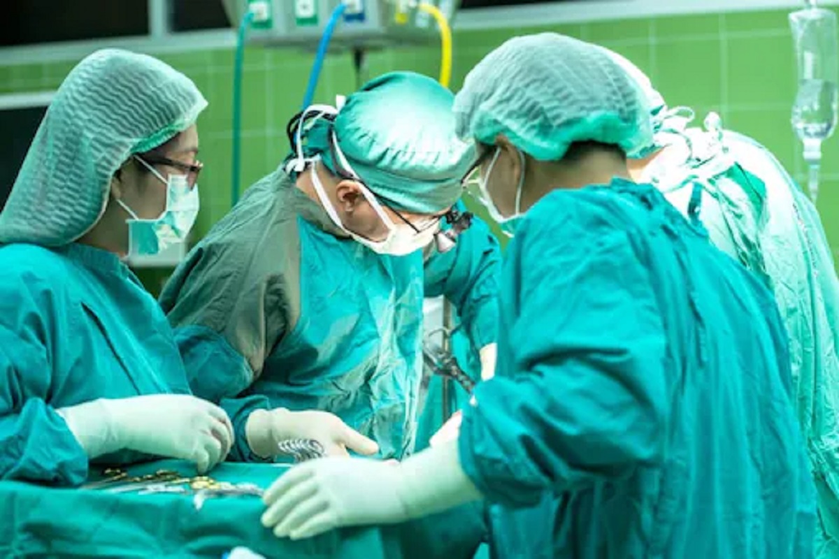 अरे बापरे! हे पोट आहे की....! तीव्र वेदनेने त्रस्त रुग्णाचा X-ray पाहून डॉक्टरही हादरले