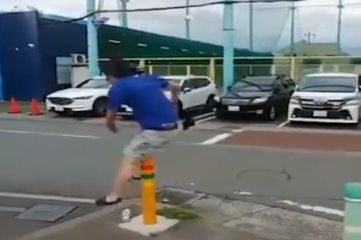 Ouch! हिरोगिरी करताना नको त्या ठिकाणी लागला नेम, रस्त्यावरच कोसळला तरुण; पाहा VIDEO