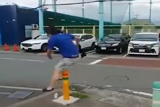 Ouch! हिरोगिरी करताना नको त्या ठिकाणी लागला नेम, रस्त्यावरच कोसळला तरुण; पाहा VIDEO