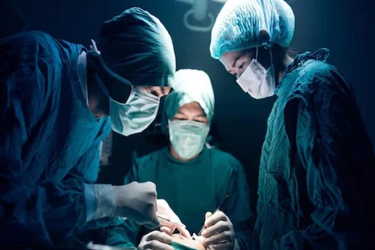 छातीतील वेदनेने त्रस्त होती व्यक्ती; हृदयात सापडलं असं काही की डॉक्टरही शॉक