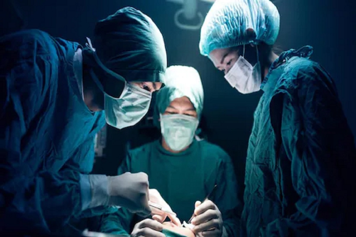 छातीतील वेदनेने त्रस्त होती व्यक्ती; हृदयात सापडलं असं काही की डॉक्टरही शॉक